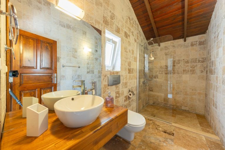 Salle de bain en travertin et bois