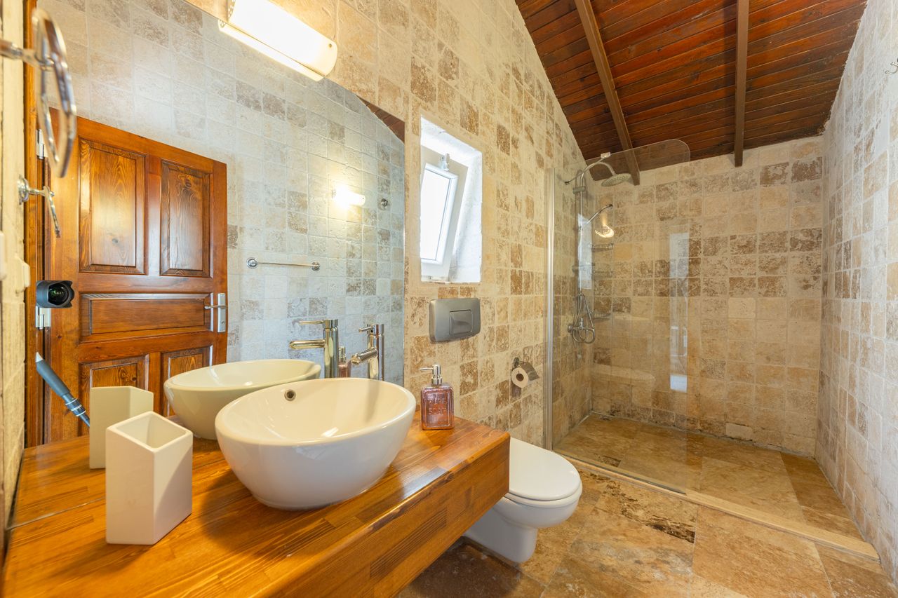 Salle de bain en travertin et bois